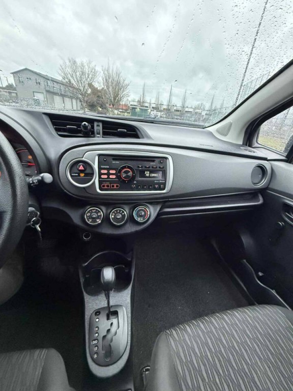 2014 Toyota Yaris Image 17