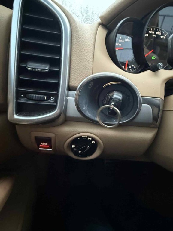 2011 Porsche Cayenne Image 38