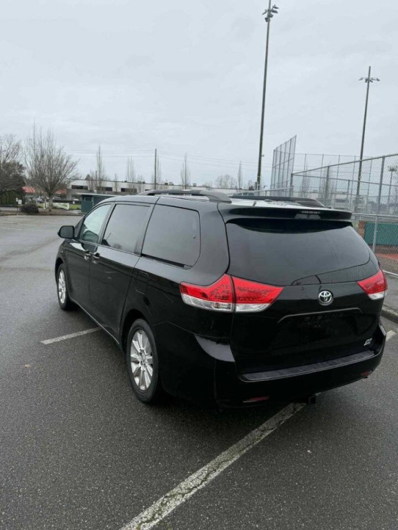 2011 Toyota Sienna Image 5