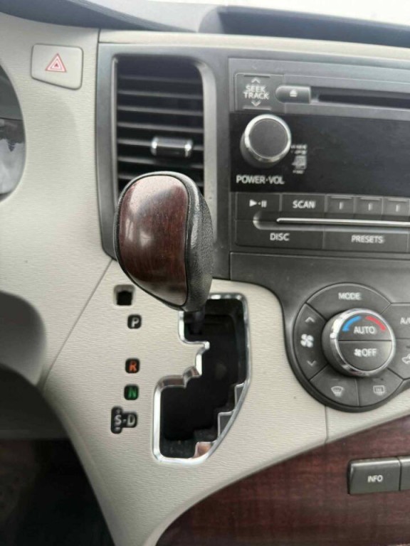 2011 Toyota Sienna Image 6