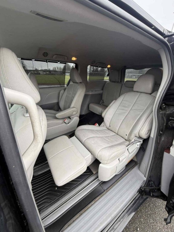 2011 Toyota Sienna Image 13