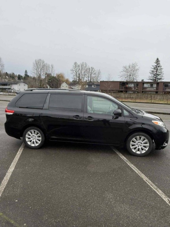 2011 Toyota Sienna Image 18