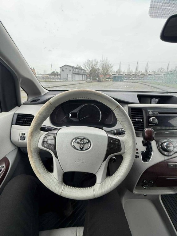 2011 Toyota Sienna Image 20