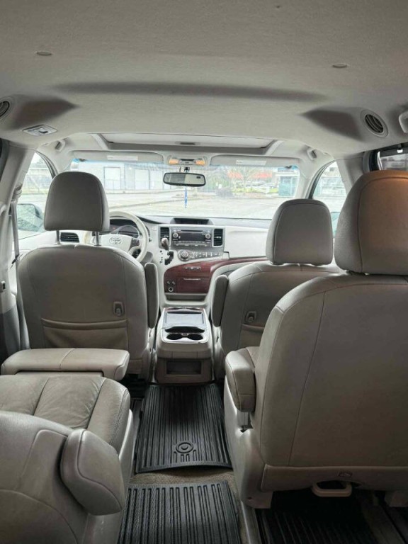 2011 Toyota Sienna Image 21