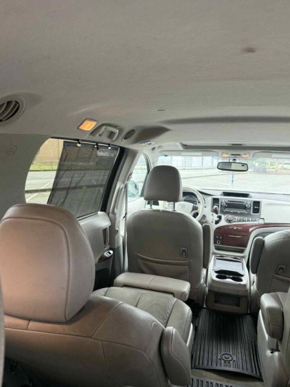 2011 Toyota Sienna Image 24