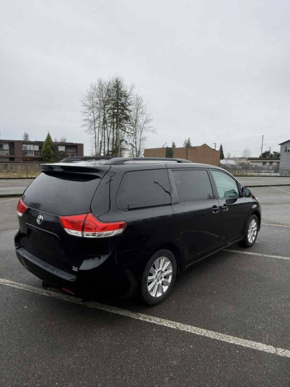2011 Toyota Sienna Image 30