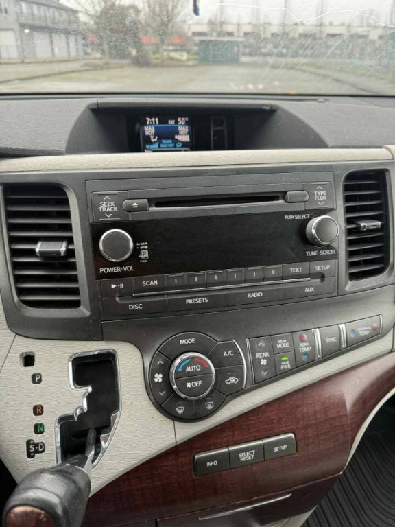2011 Toyota Sienna Image 31