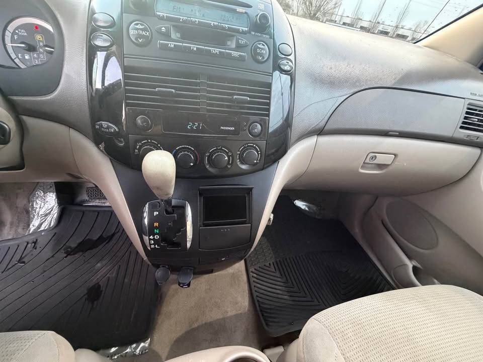 2004 Toyota Sienna Image 8