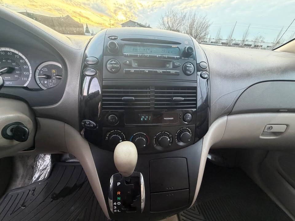 2004 Toyota Sienna Image 15