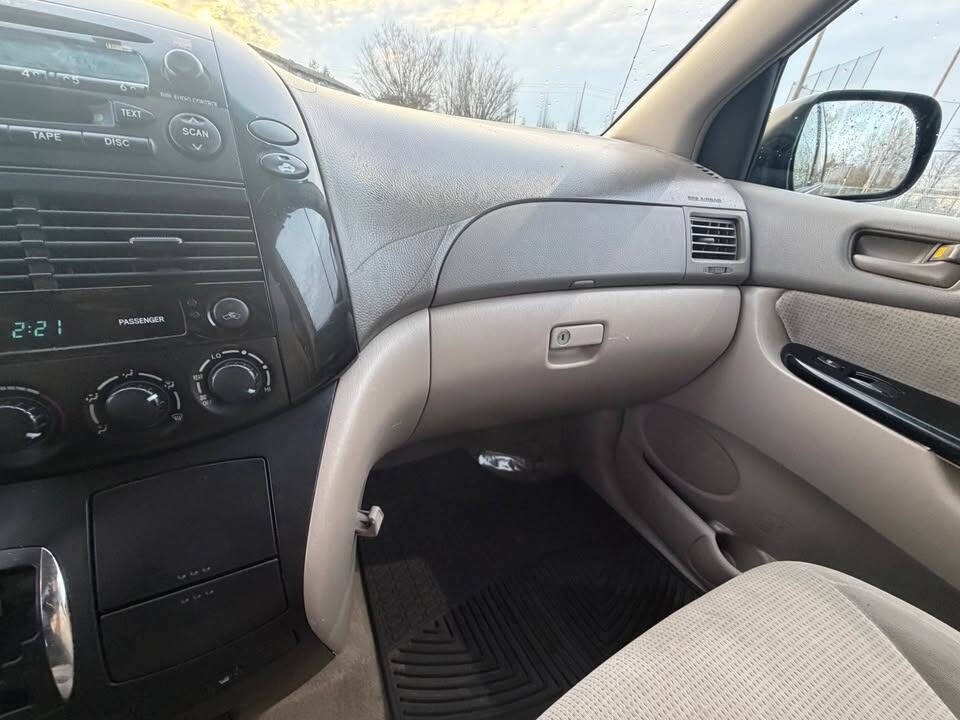 2004 Toyota Sienna Image 27