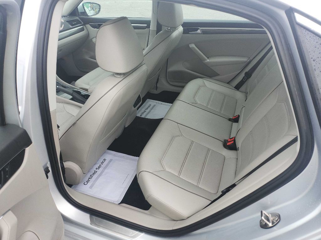 2016 Volkswagen Passat Image 11