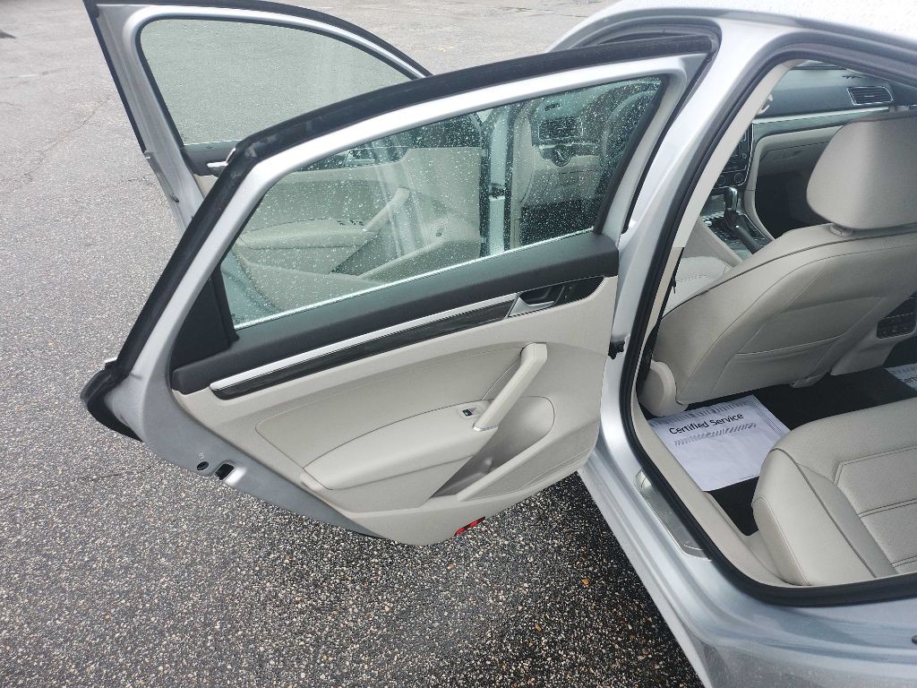 2016 Volkswagen Passat Image 12