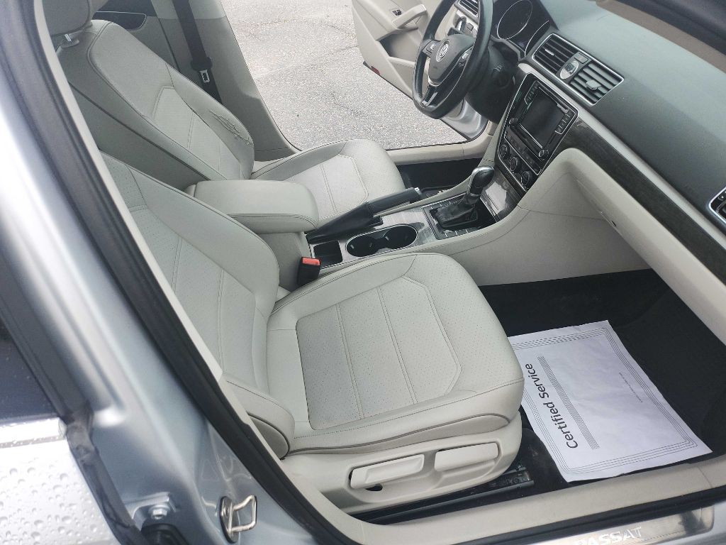 2016 Volkswagen Passat Image 16