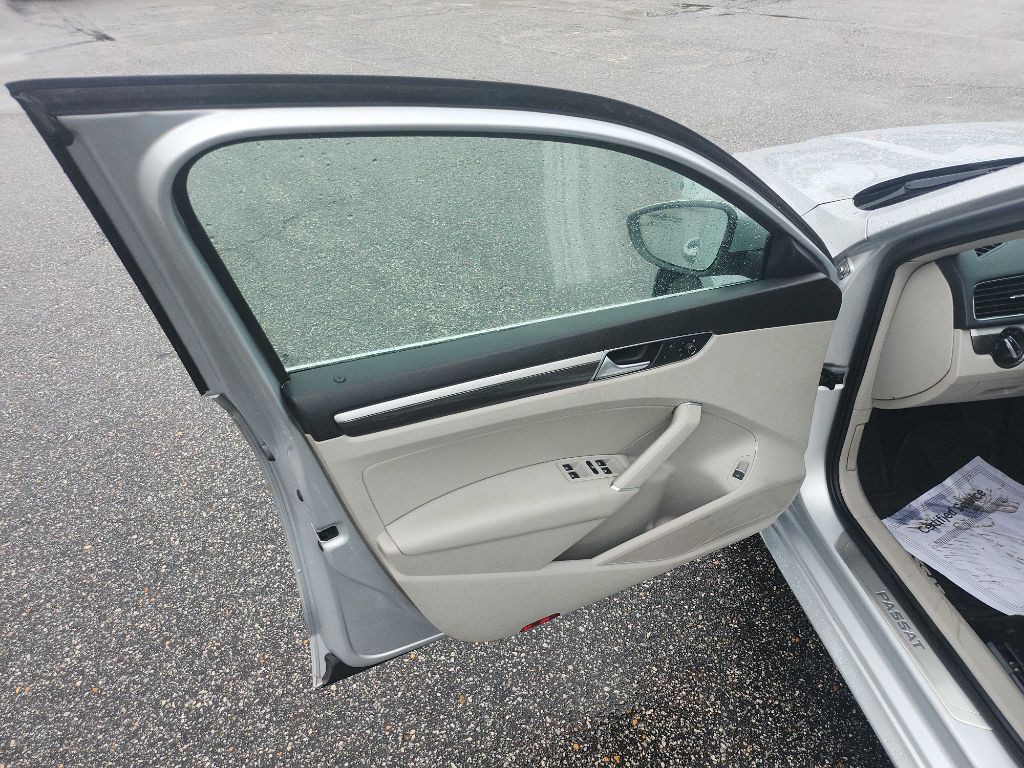 2016 Volkswagen Passat Image 9