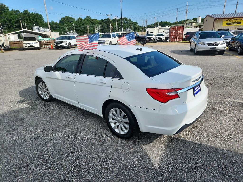 2011 Chrysler 200 Image 2