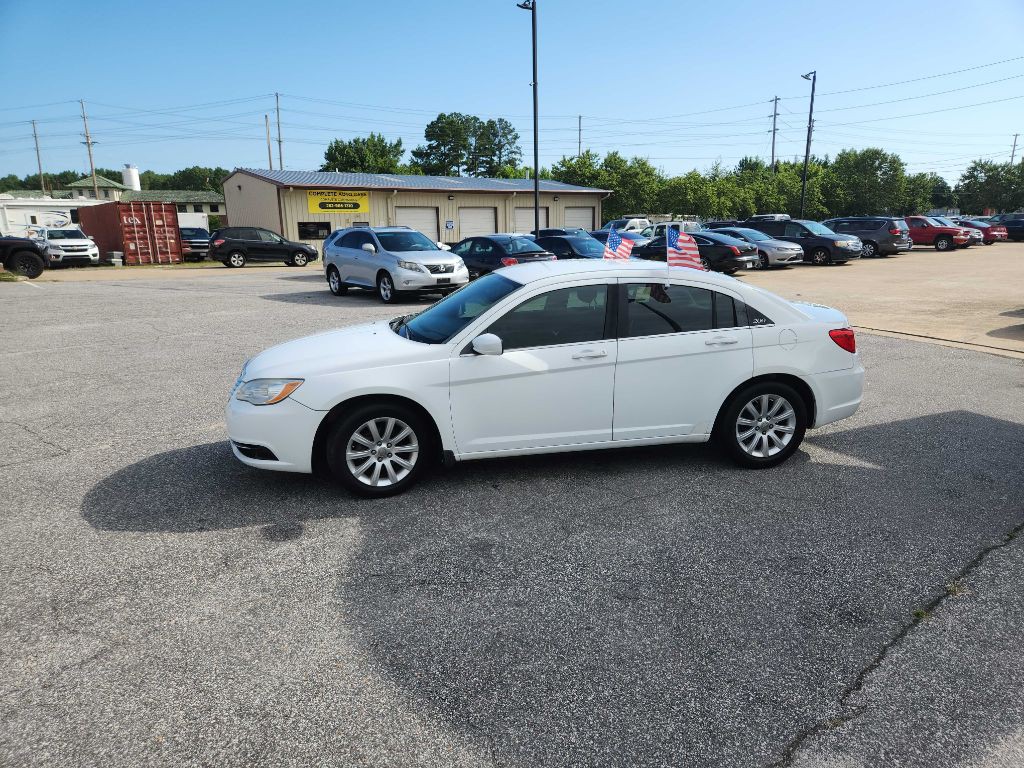 2011 Chrysler 200 Image 3