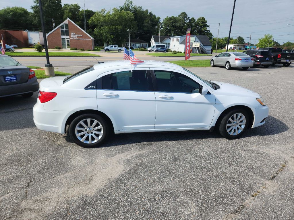 2011 Chrysler 200 Image 6