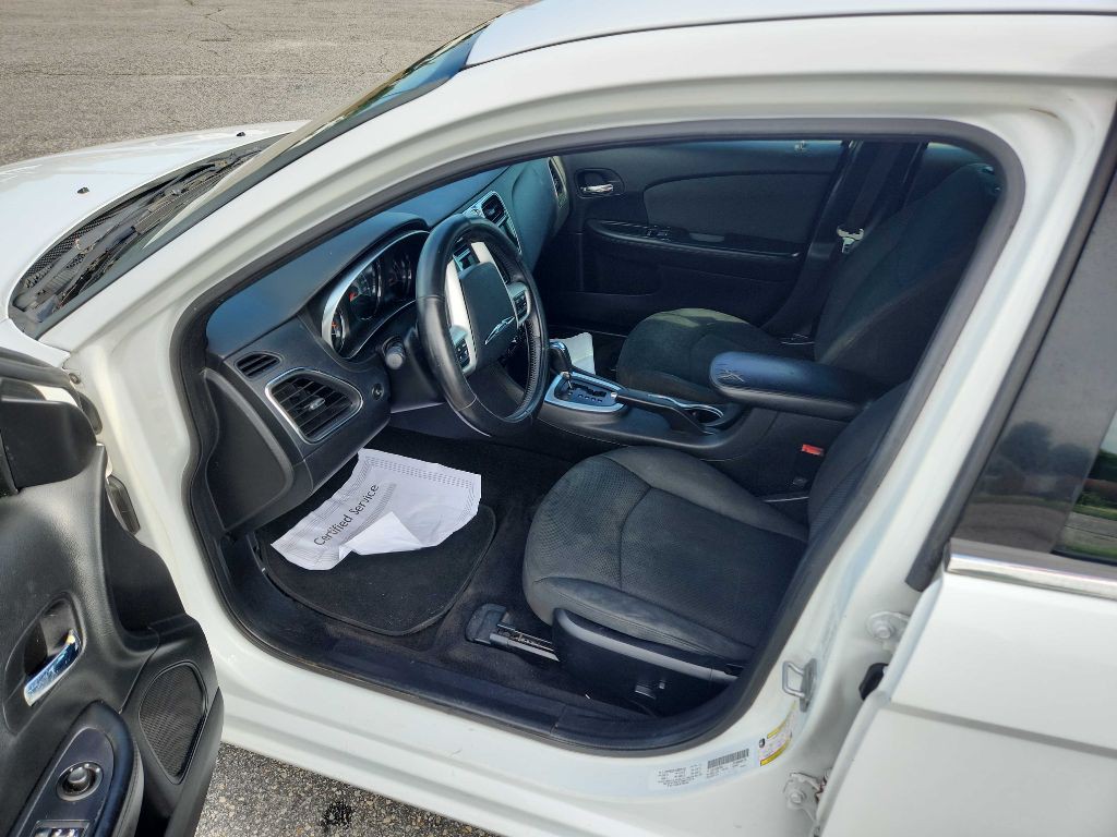2011 Chrysler 200 Image 9
