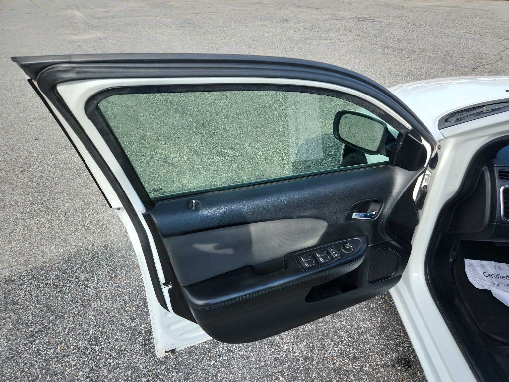 2011 Chrysler 200 Image 10