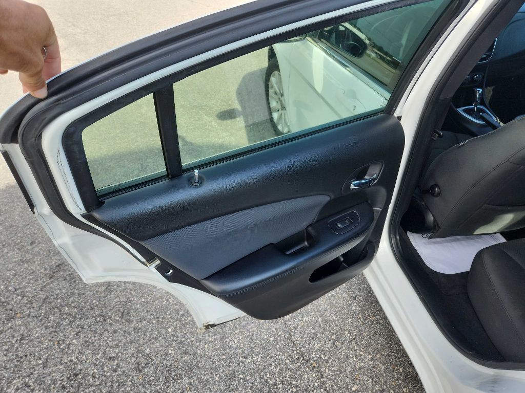 2011 Chrysler 200 Image 12