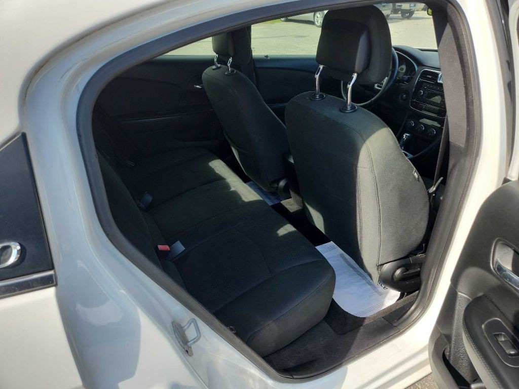 2011 Chrysler 200 Image 13