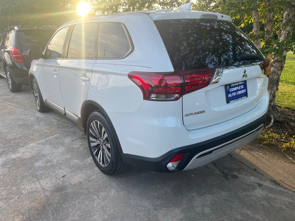 2020 Mitsubishi Outlander Image 2