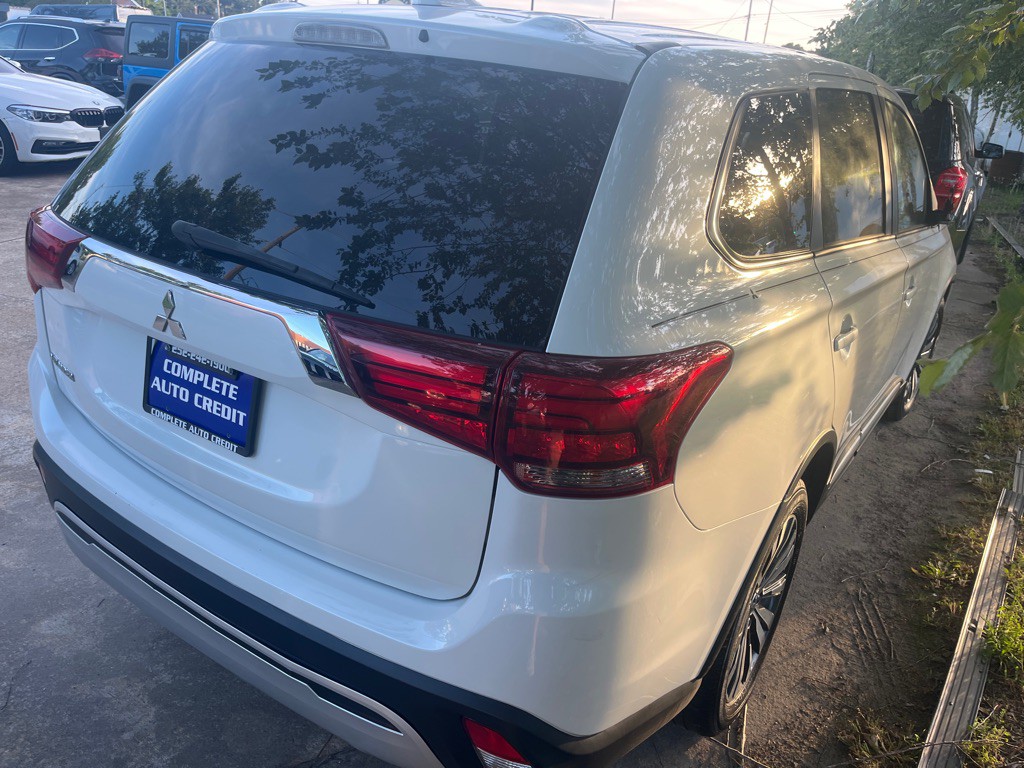 2020 Mitsubishi Outlander Image 3
