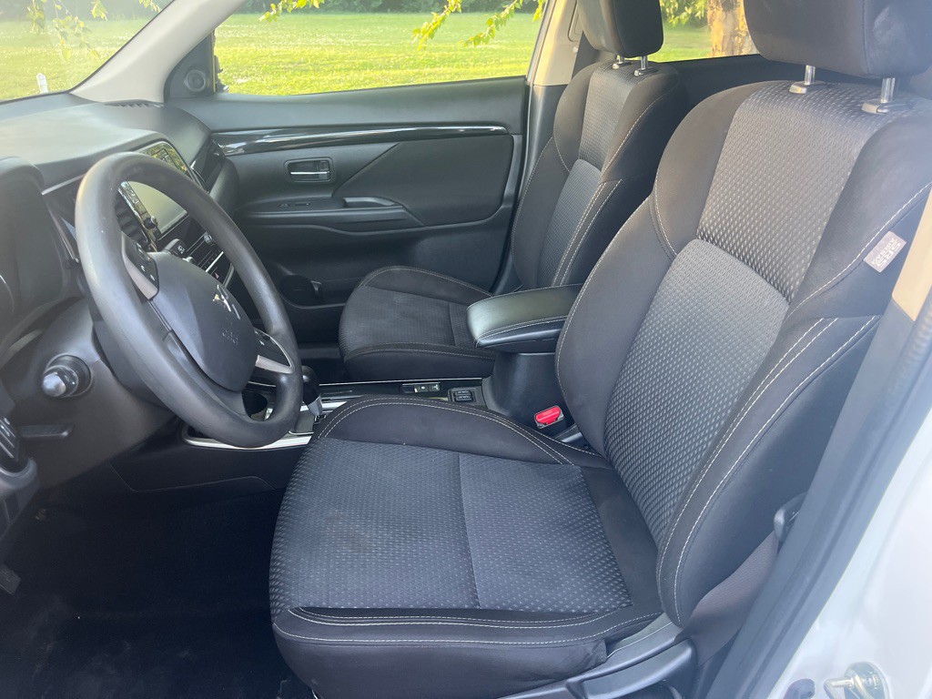2020 Mitsubishi Outlander Image 6