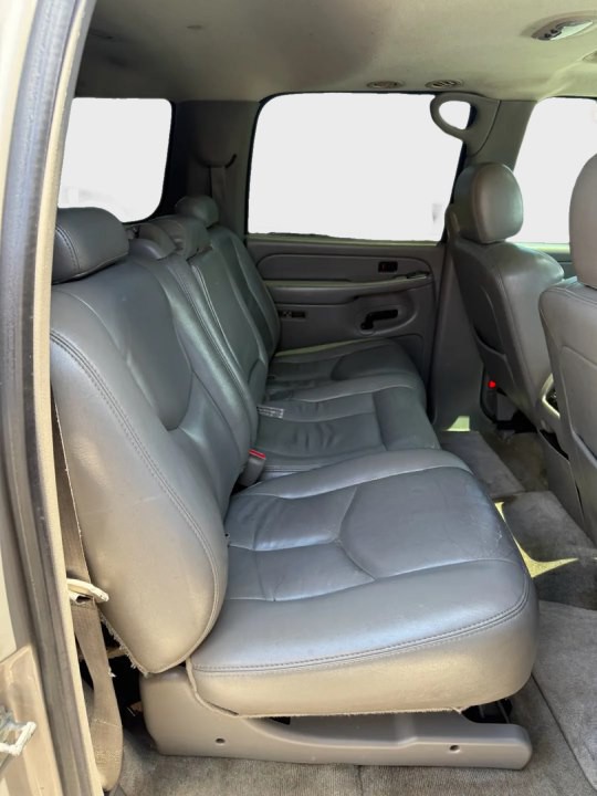 2004 Chevrolet Suburban Image 12