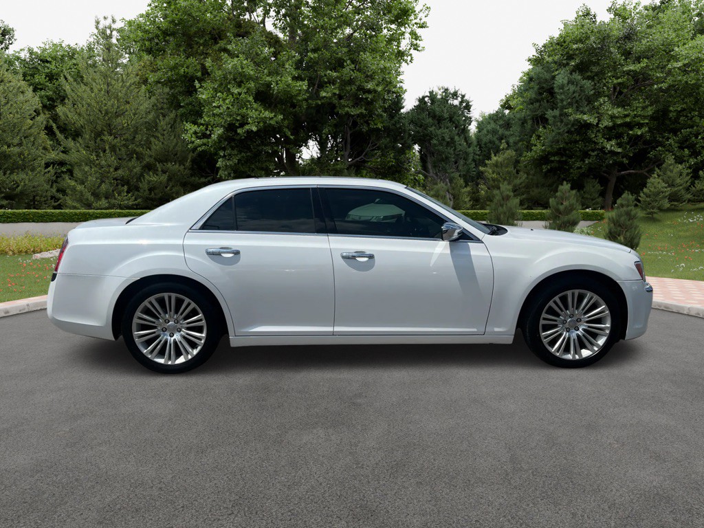 2011 Chrysler 300 Image 3