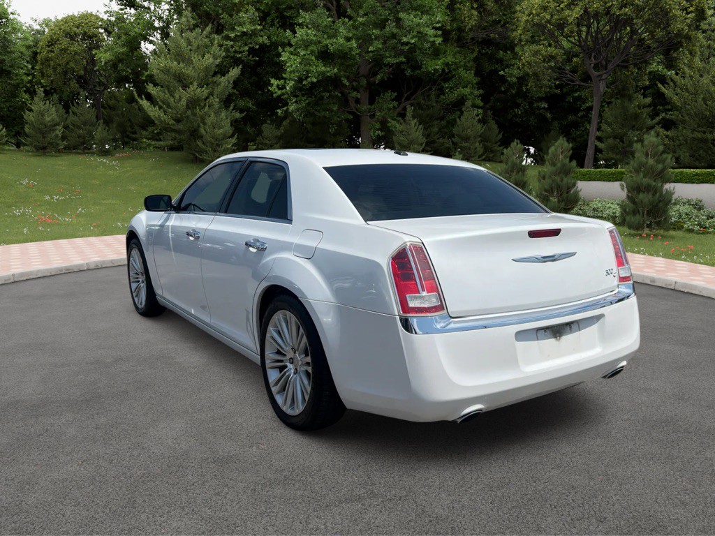 2011 Chrysler 300 Image 5