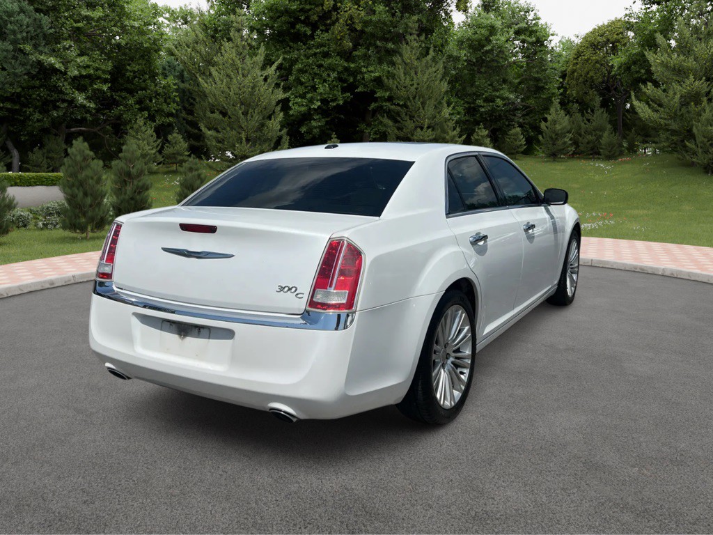 2011 Chrysler 300 Image 6