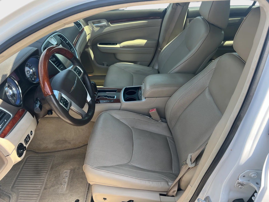 2011 Chrysler 300 Image 8
