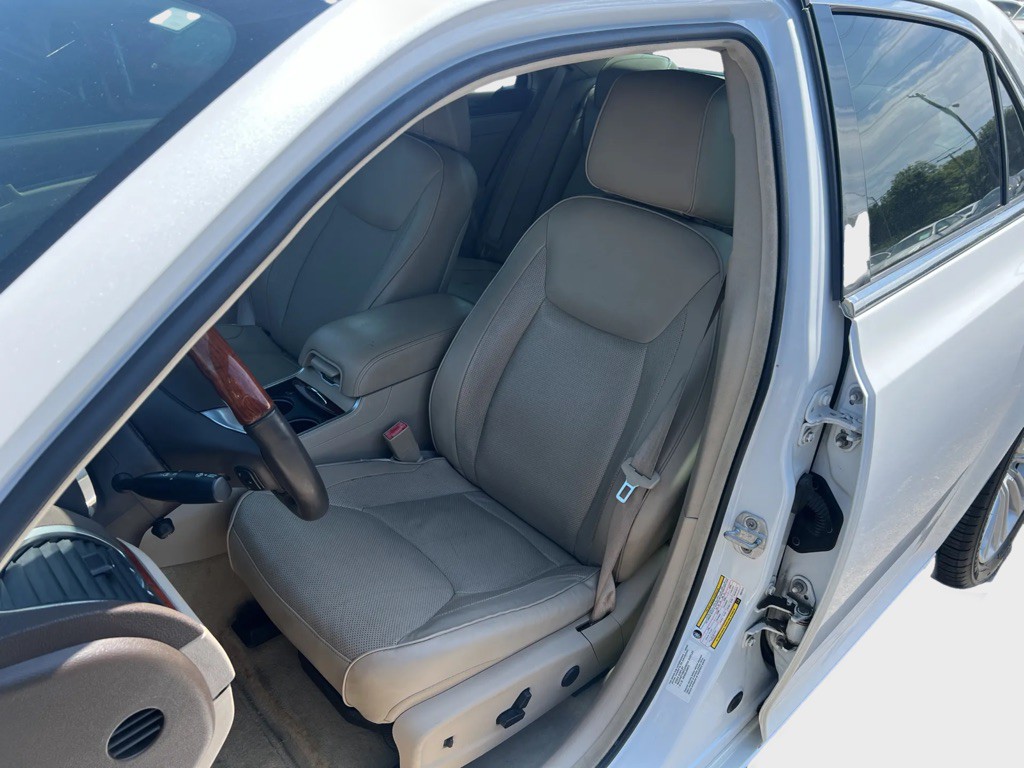 2011 Chrysler 300 Image 9