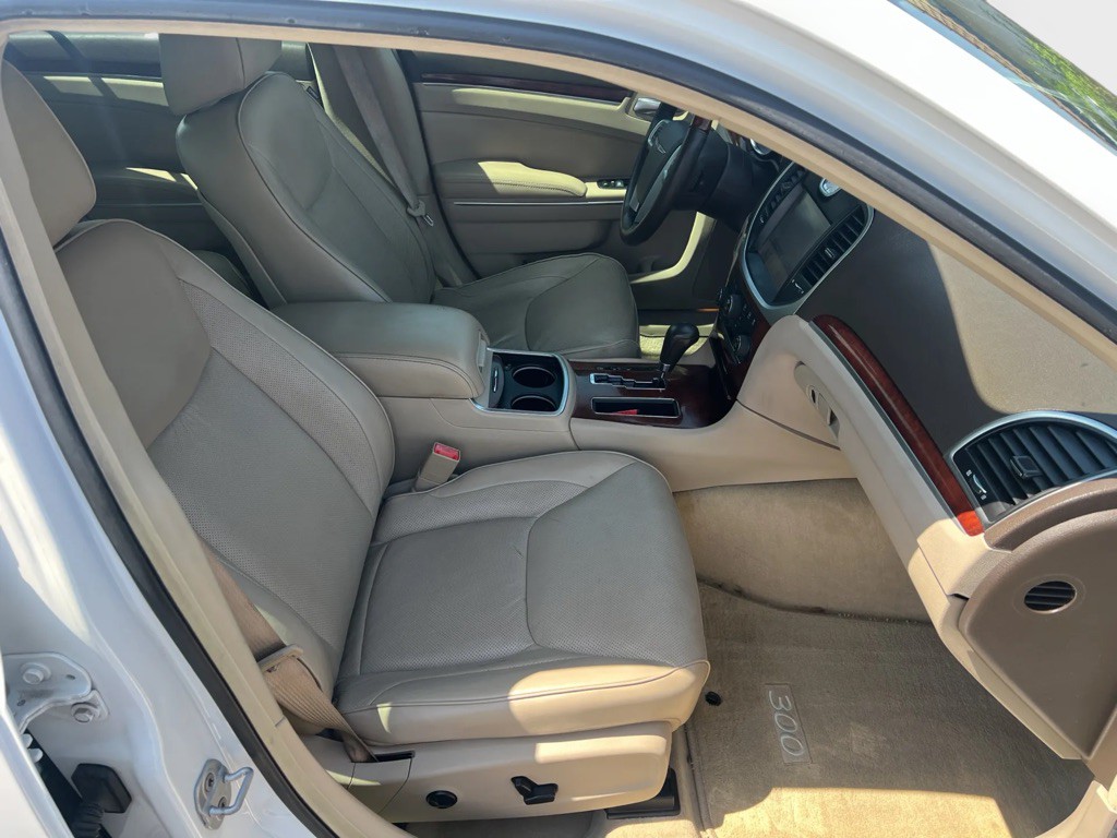 2011 Chrysler 300 Image 10
