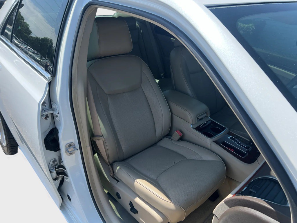 2011 Chrysler 300 Image 11