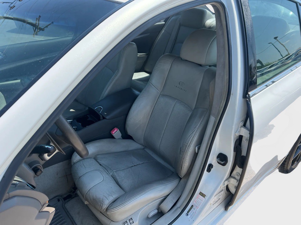 2010 INFINITI G37 Image 9