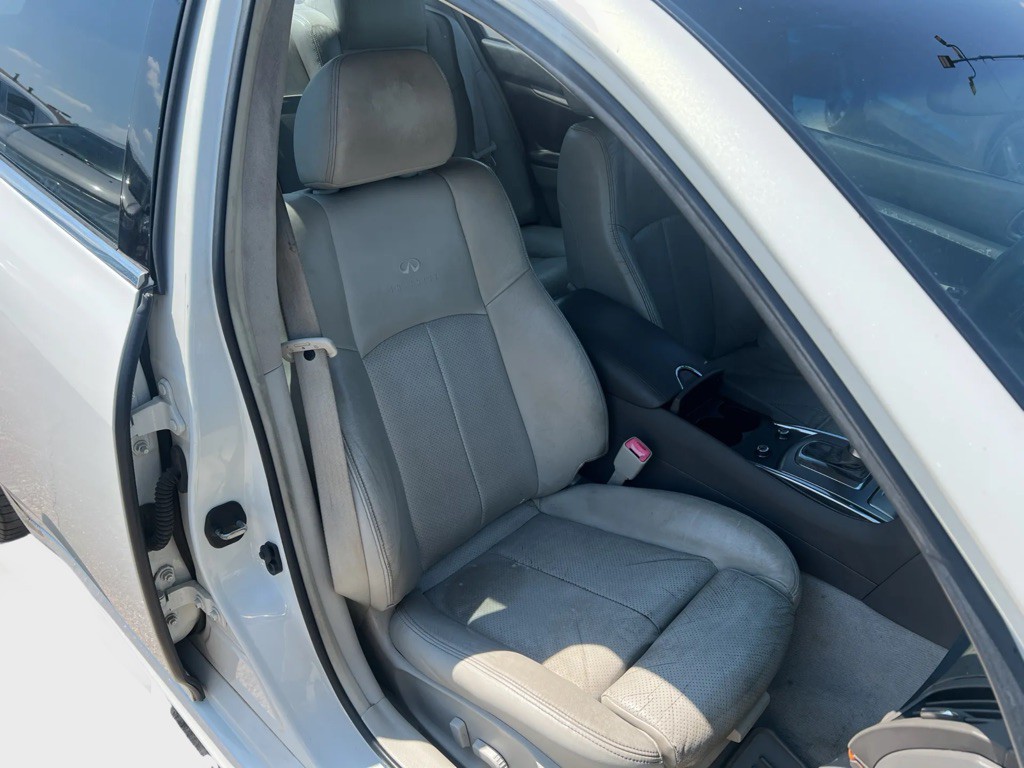 2010 INFINITI G37 Image 11