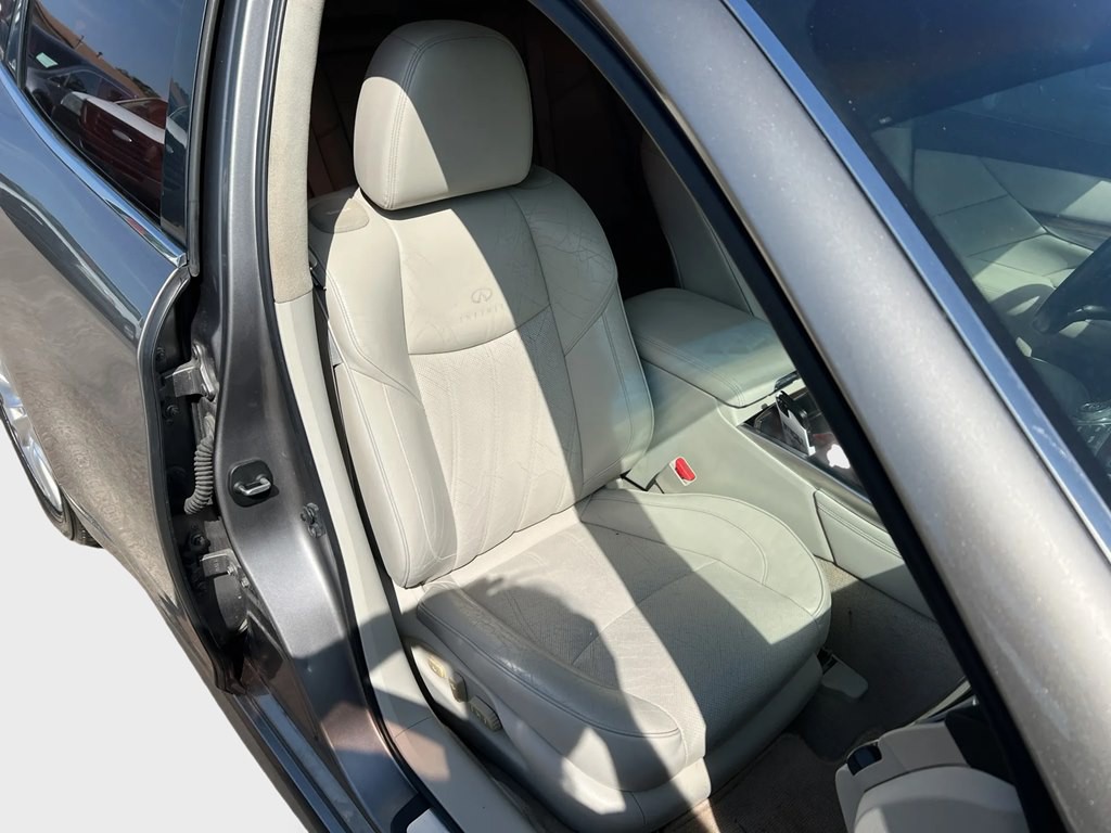 2011 INFINITI M37 Image 10