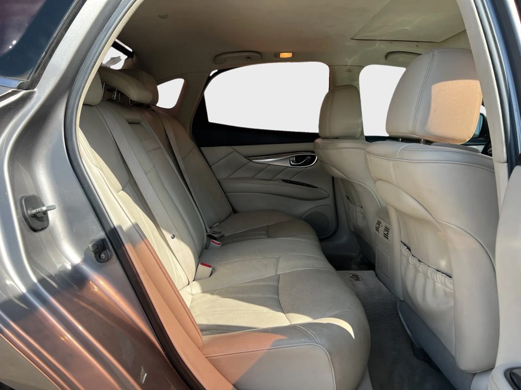 2011 INFINITI M37 Image 12