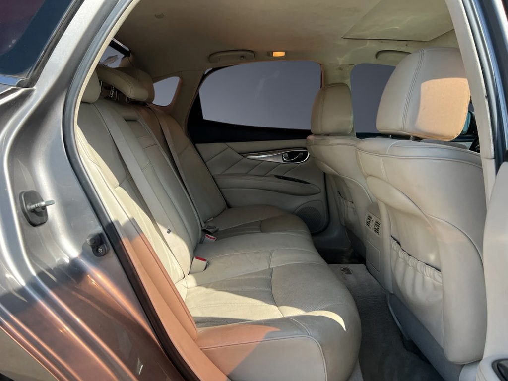 2011 INFINITI M37 Image 12