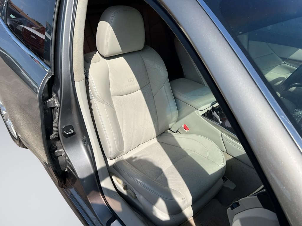 2011 INFINITI M37 Image 10