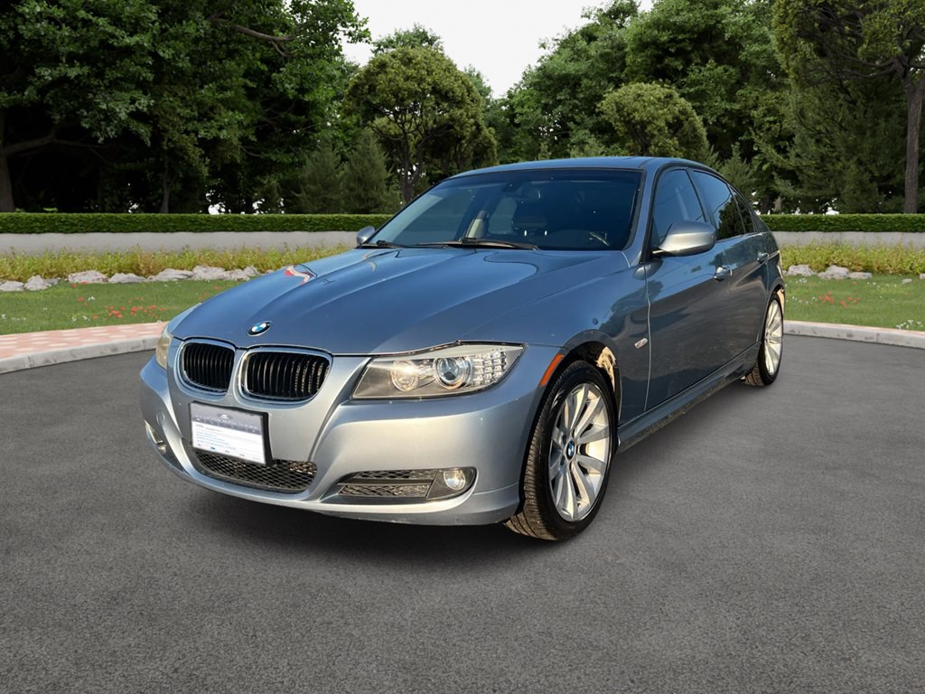 2011 BMW 3 Series Image 2