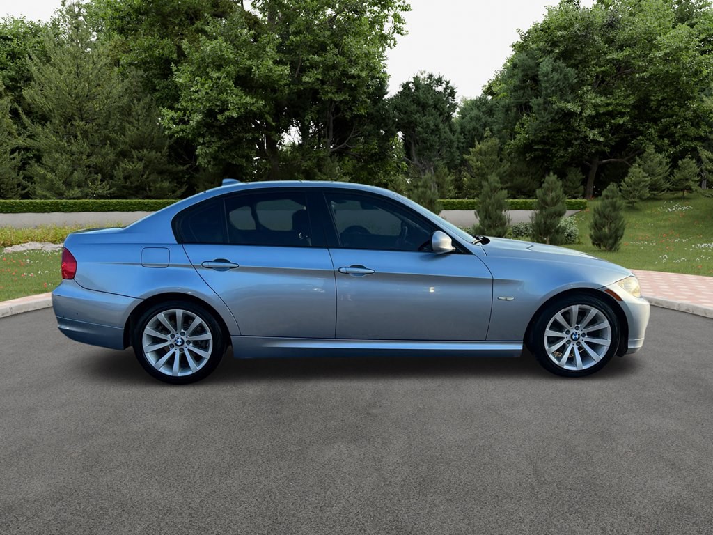 2011 BMW 3 Series Image 3