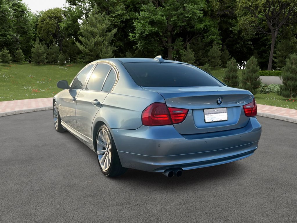 2011 BMW 3 Series Image 6