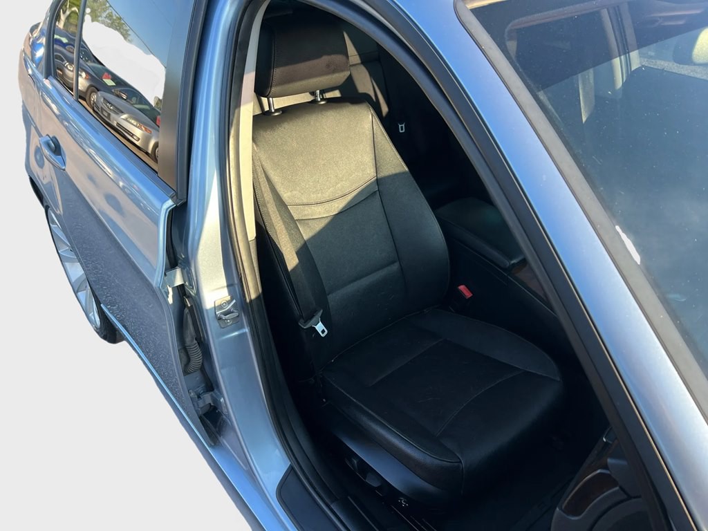 2011 BMW 3 Series Image 11