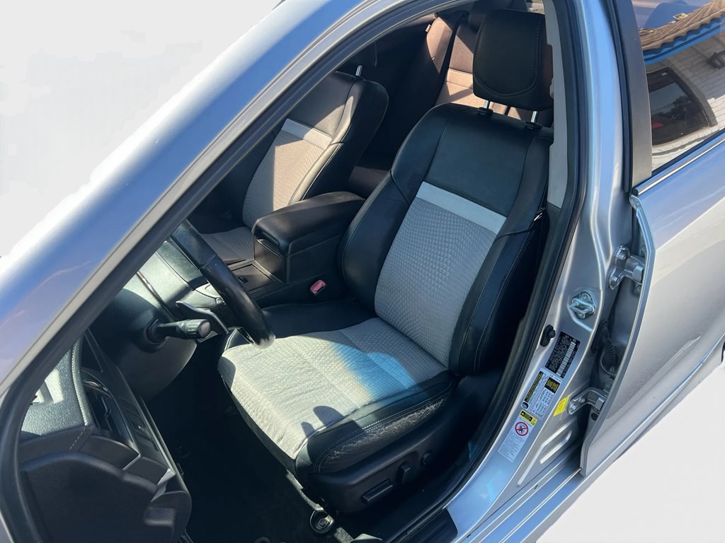 2012 Toyota Camry Image 9