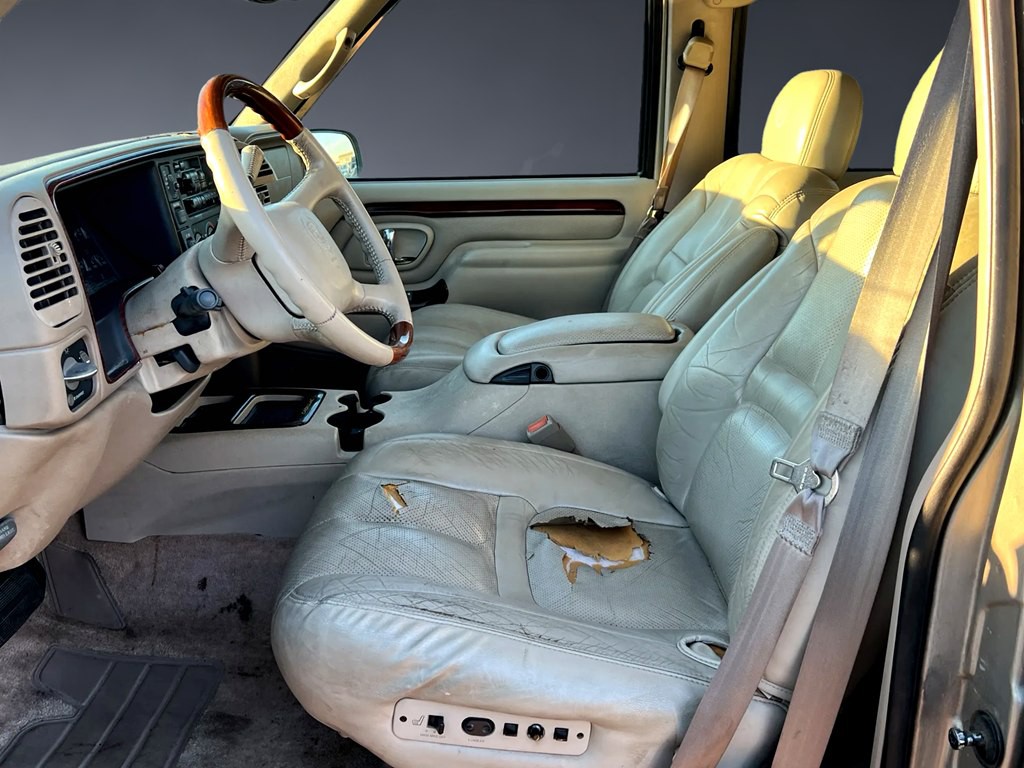 1999 Cadillac Escalade Image 8