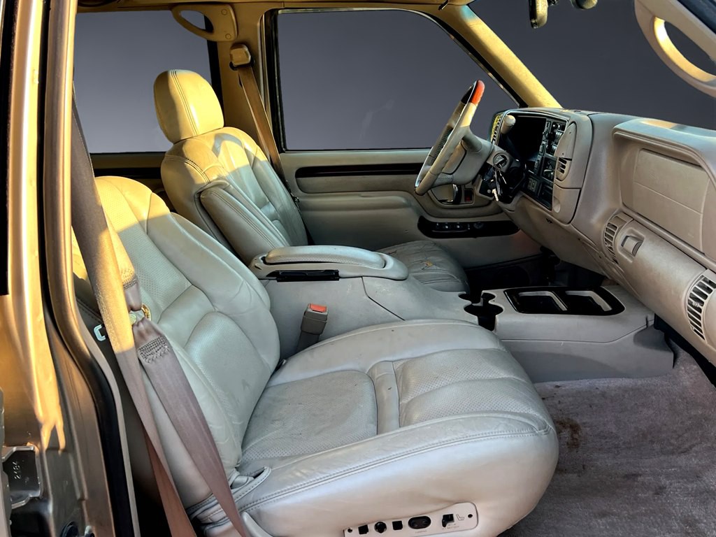 1999 Cadillac Escalade Image 10