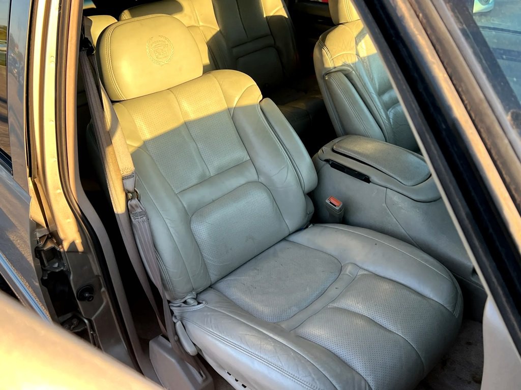 1999 Cadillac Escalade Image 11